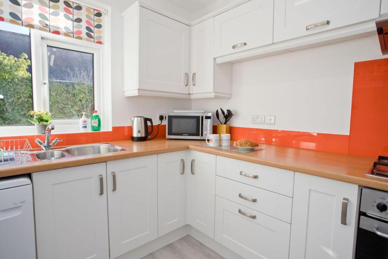 Hilda'S Retreat Accessible Wheel Chair Friendly With Hoist Poole Bagian luar foto