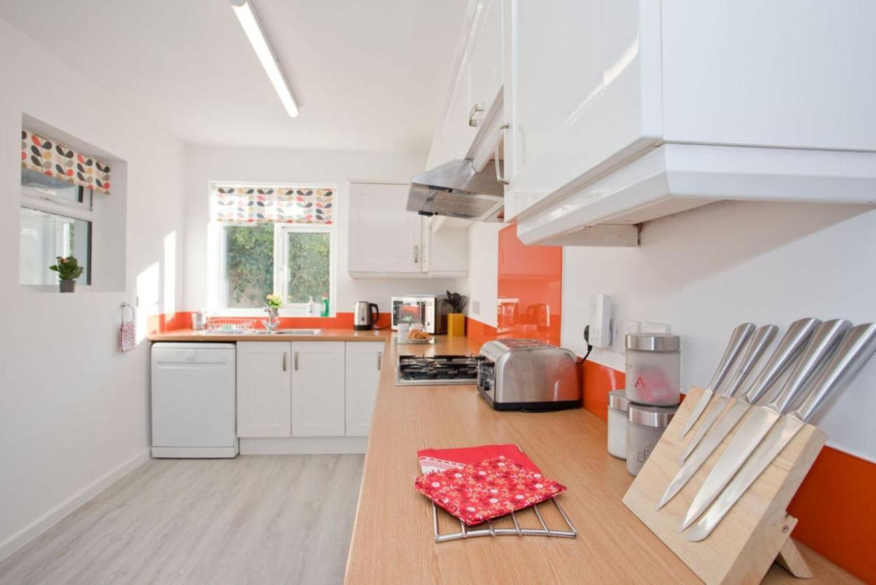 Hilda'S Retreat Accessible Wheel Chair Friendly With Hoist Poole Bagian luar foto