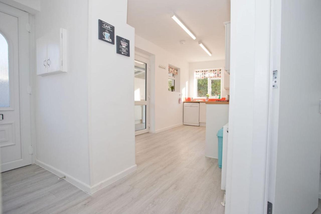 Hilda'S Retreat Accessible Wheel Chair Friendly With Hoist Poole Bagian luar foto