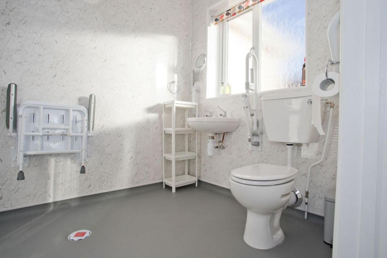 Hilda'S Retreat Accessible Wheel Chair Friendly With Hoist Poole Bagian luar foto