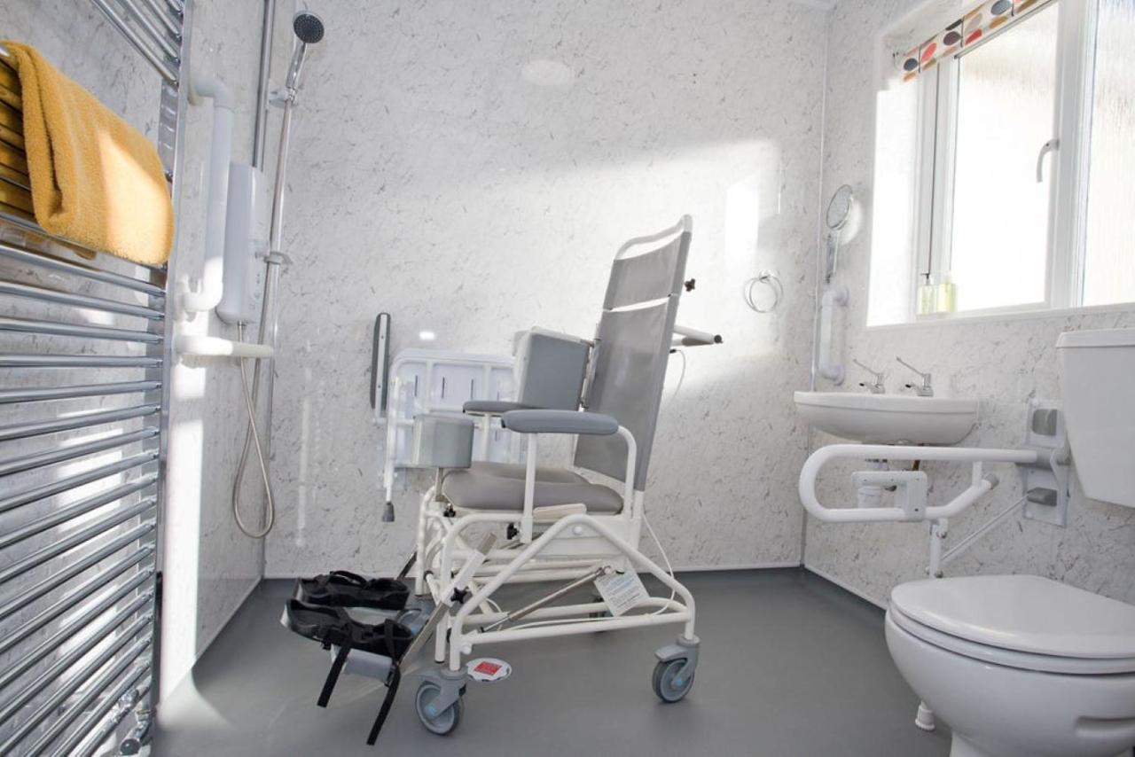 Hilda'S Retreat Accessible Wheel Chair Friendly With Hoist Poole Bagian luar foto