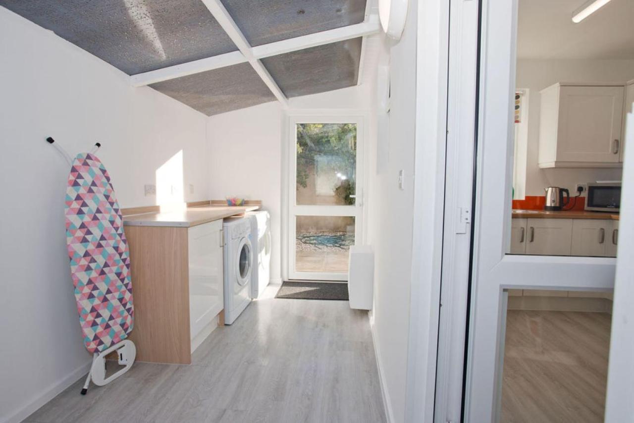 Hilda'S Retreat Accessible Wheel Chair Friendly With Hoist Poole Bagian luar foto